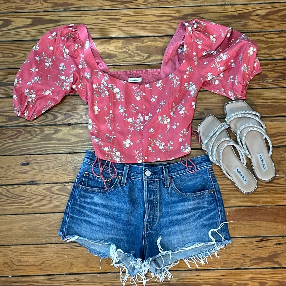 NWOT Levi’s 501 Shorts. Size 27.